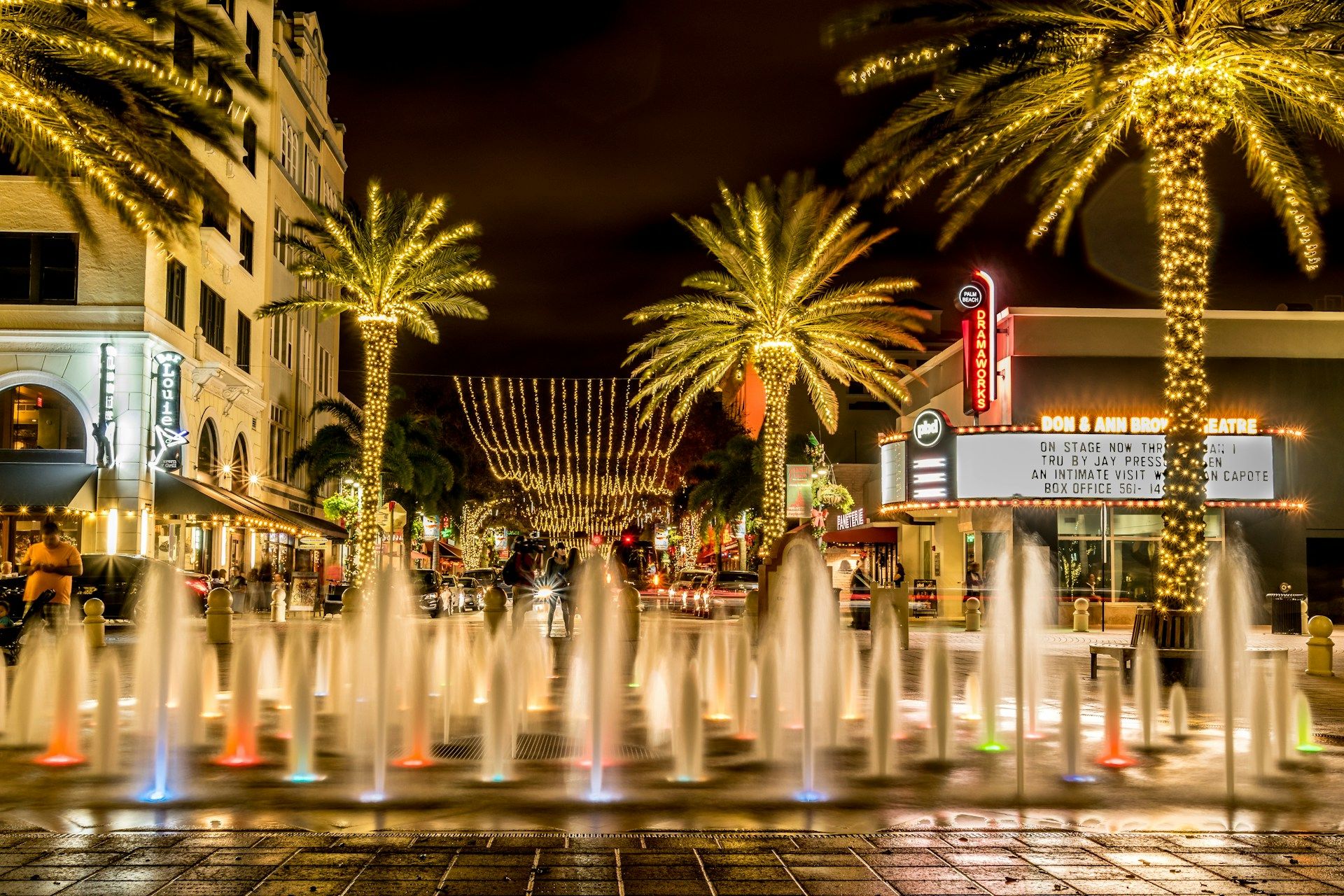 Panning photo of fountain West Palm Beach
