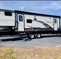 Jeremy's Palomino 28BHSS Travel Trailer