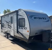 Spacious Travel Trailer with Solar/Free Generator