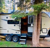 Beautiful Modern Well Appointed Camp Trailer