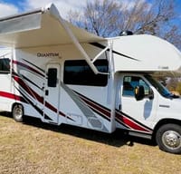 Aila's Thor Motor Coach Quantum SE 28 Class C    "FunMobile!"