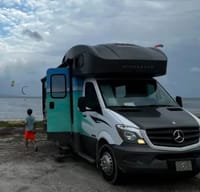 Gorgeous Mercedes Luxury Fun 3 bed, shower kitchen RV sunroof:)