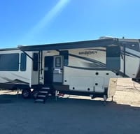 Clean and comfortable. Fully stocked kitchen. Heartland Bighorn Fifth Wheel 40' - We deliver and set up.