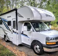 Adventure Awaits in new RV – Easy to Drive, Sleeps 5!