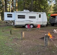 Cute, fully stocked Keystone Outback with rear slide sleeps 6