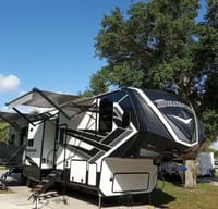 Thompson's Grand Design Momentum 399TH-R Fifth Wheel
