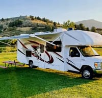The Happy Camper Thor Motor Coach Chatu 27R Class C