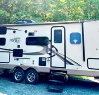 Perfect Family Trailer: Rockwood Minilite with Queen Murphy Bed and Double-size Bunks