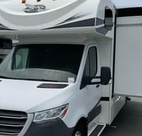2020 Mercedes / Jayco Melbourne 24L / Full Wall Slide Out / Sleeps up to 5 / Generator