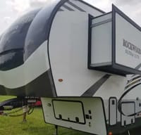 Louis 's Rockwood  2881s Fifth Wheel