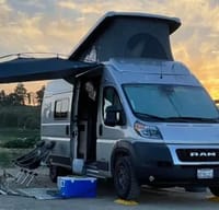 Winnebago Solis - The Happy Glamper! (4 seatbelts, sleeps 4) - Santa Ana queen