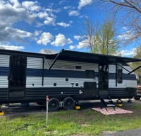2022 Fully Loaded Cherokee Grey Wolf 26DBH-L