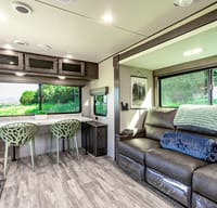 Pet-Friendly Camper: Fully Equipped for Adventure!