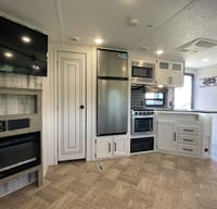 Glamping Haven: 2 Bdrms, Cozy Fire & Paws Welcome!