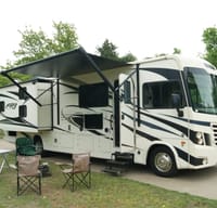 Harvey the RV - King bed & bunks, 2 A/Cs, Sleeps 8