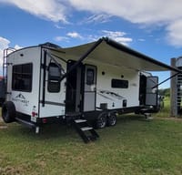 Spacious Family & Pet Friendly RV Rental
