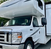 2019 Forest River 32 feet with opt. tow dolly