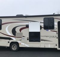 2019 Coachmen Leprechaun w fireplace all the items included READ tv outside