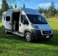 Vanna White 2021 Winnebago Solis PX Class B