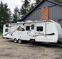 2010 Keystone RV Cougar - Queen + 4 bunks + Sleeper Dinette