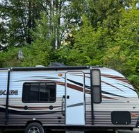 Super Light/Easy Tow with SUV 21’ camper w/ pillow top mattress!