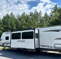 GLAMPING EXPRESS-NEW 2022 Forest River Surveyor Legend. PET FRIENDLY