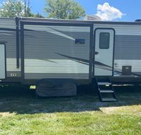 2021 Jayco Jay Flight with bunk room and outdoor kitchen!(Deliver only)