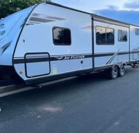 Like New 2020 Jayco Jay Feather. ***Easy to tow***
