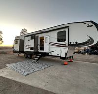 42ft Fifth Wheel. Sleeps 12!