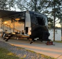 Adventure Awaits: Cozy and Modern Camper for Your Perfect Getaway