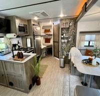 Luxurious,Cozy Glamper, outdoor kitchen! FREE DELIVERY to Margaritaville!