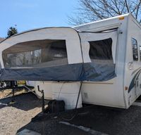 Escape to the Outdoors with Our 2004 Trail Cruiser C19 Hybrid Camper