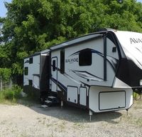 Comfortable 5th Wheel with King Bed – Simple & Spacious