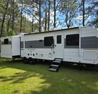 Family friendly with triple slides and spacious private bunkroom!