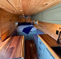Nomad’s Paradise: Elegant Rolling Oasis with Cozy Comfort