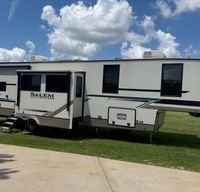 LUXURY 2 BED, 2 BATH RV W/ PRIVATE SUITE & ENTRY