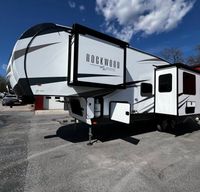 Modern Fifth Wheel – Your Home on the Road