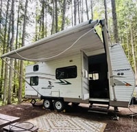 Britt and Brett’s Fleetwood Mallard Travel Trailer