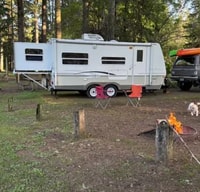 Cute, fully stocked Keystone Outback with rear slide sleeps 6