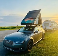 Audi Allroad avec tente de toit, frigo, EcoFlow & kit camping