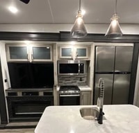 Spacious Modern Rv!!