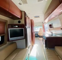 🚐 Explore in Comfort with Our Fuel-Efficient 2007 Pleasure-Way Plateau Diesel Camper!