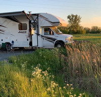 Freedom Jayco REDHAWK Classe C Nouveau prix et nouvelles dispo