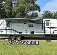 Kodiak Ultra-Lite 332BHSL “Huge Bunkhouse”