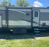 2021 Jayco Jay Flight with bunk room and outdoor kitchen!(Deliver only)