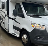 Glamping On the Road! Back up and Side Cameras, lane assist, large fridge!