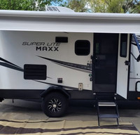 Family Fun on the Go – 17' Travel Trailer with All the Essentials!
