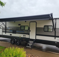 Cozy RV Trailer Rental 2022 Heartland Pioneer 33' Camper