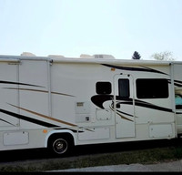 32ft Class C motor home with 2 slides