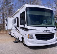 2018 Jayco Motorhome sleeps 10!